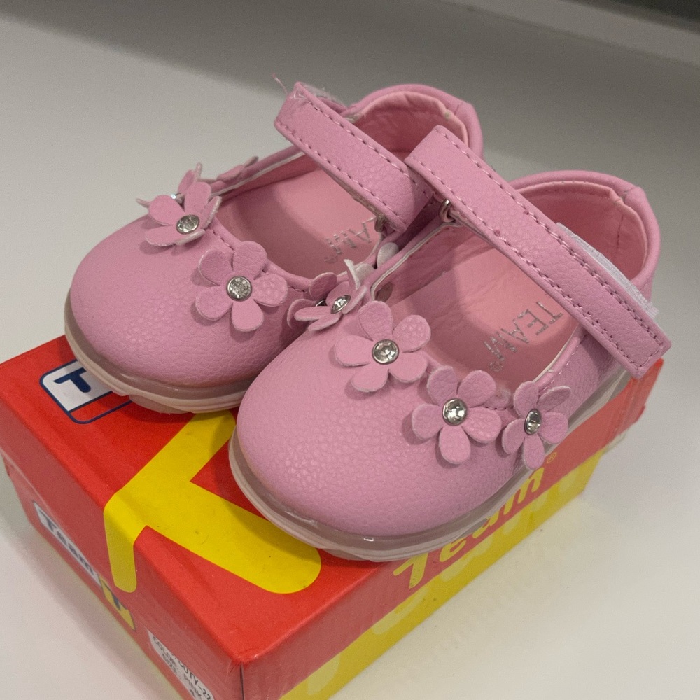 Pink baby shoes with flowers